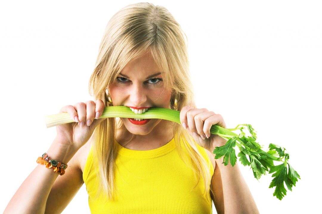 djevojka jede celer za mršavljenje