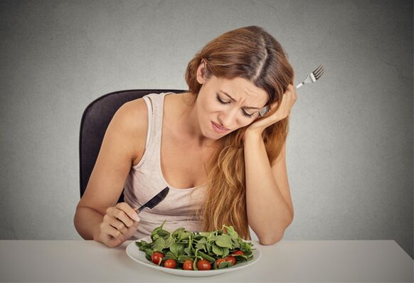 djevojka koja jede zelje na mediteranskoj prehrani