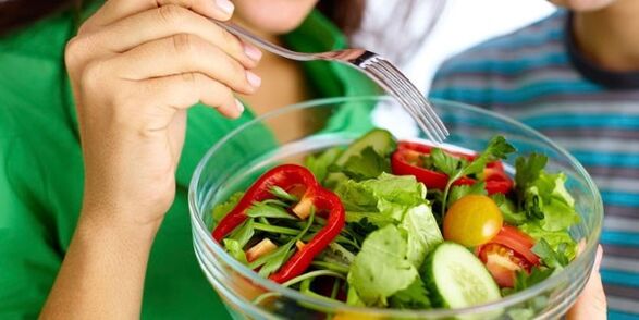 Jesti salatu od povrća na dijeti bez ugljikohidrata kako bi se otupio osjećaj gladi