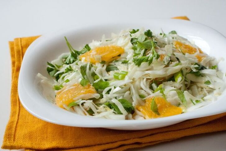 Salata od kineskog kupusa, naranče i jabuke - vitaminsko jelo na dijeti s niskim udjelom ugljikohidrata