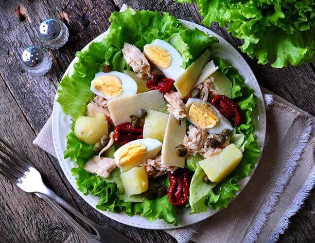 Salata od konzervirane tune u dijeti s niskim udjelom ugljikohidrata