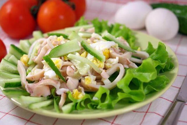 Salata od liganja s jajima i krastavcima na dijeti s niskim udjelom ugljikohidrata