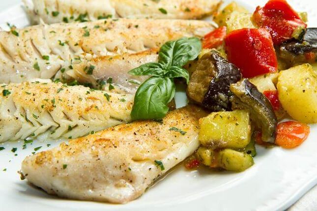 Tjedni jelovnik s malo ugljikohidrata uključuje bakalar pečen s patlidžanima i rajčicama. 